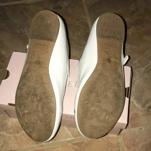 Christie & Jill Size 4 White Patent Flats with Strap. Preloved - Picture 5 of 7